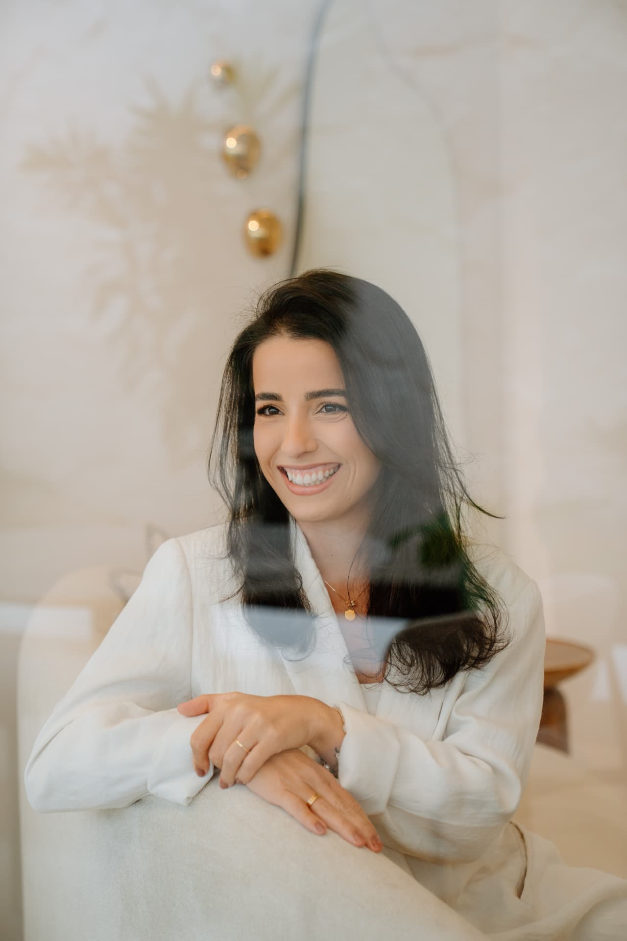 Beatriz Rodrigues, nutricionista, sentada à mesa em ambiente claro e acolhedor com luz natural